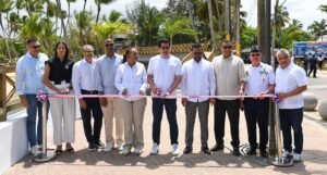 David Collado entrega pasarela peatonal en Las Terrenas con inversión de RD$14.4 millones para mejorar movilidad y seguridad.