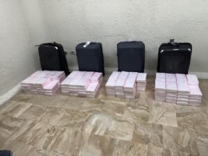 Autoridades incautaron 150 paquetes de cocaína en el Aeropuerto de Punta Cana tras detectar maletas sospechosas procedentes de Colombia.