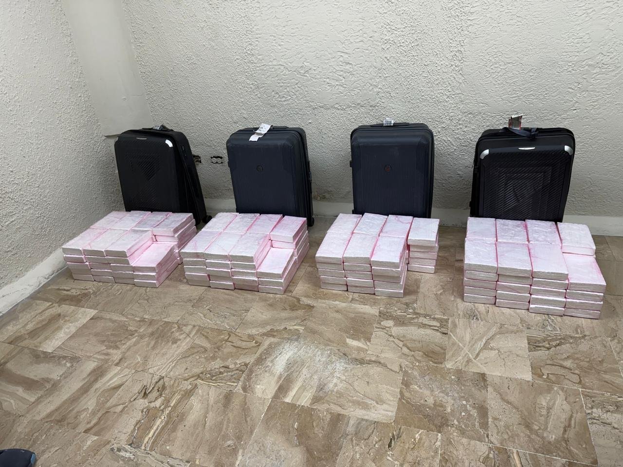 Autoridades incautaron 150 paquetes de cocaína en el Aeropuerto de Punta Cana tras detectar maletas sospechosas procedentes de Colombia.