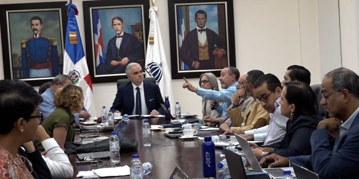 Luis Miguel De Camps lidera reunión para planificar apertura del año escolar 2026-2027 en República Dominicana.