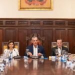 En el centro, el presidente Luis Abinader encabeza el Consejo de Gobierno.