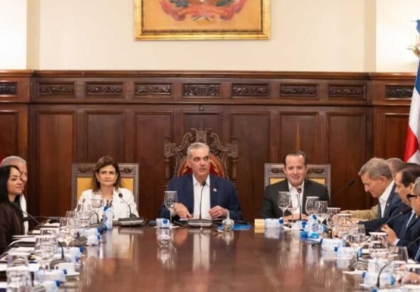 En el centro, el presidente Luis Abinader encabeza el Consejo de Gobierno.