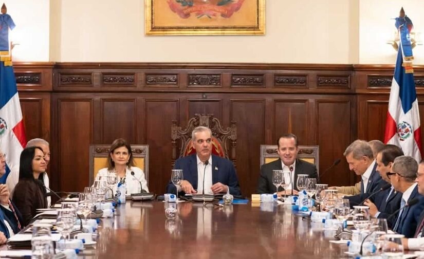En el centro, el presidente Luis Abinader encabeza el Consejo de Gobierno.