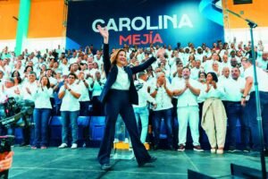 Carolina Mejía saluda en el acto celebrado en el Club Mauricio Báez. (FUENTE EXTERNA)