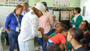Mayra Jiménez durante el anuncio del Bono de Emergencia para familias afectadas por lluvias en República Dominicana.