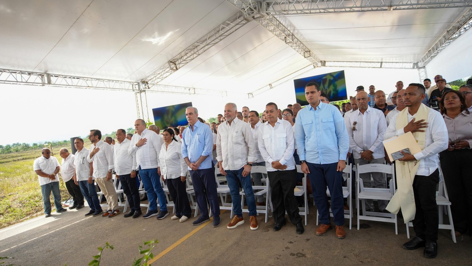 Presidente Luis Abinader inaugura carretera Mata Bonita-Los Memisos en Las Gordas, Nagua.