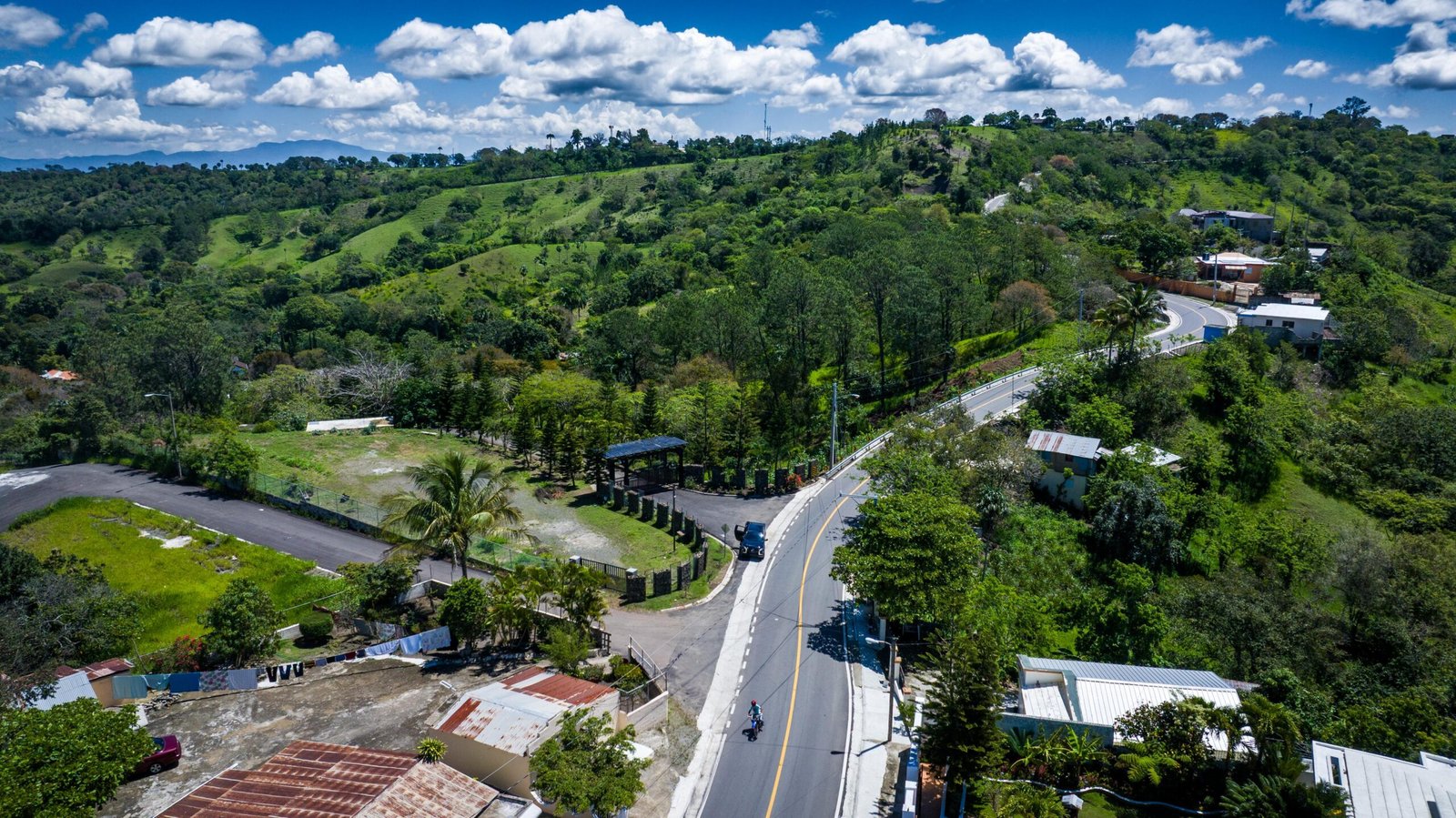 Presidente Luis Abinader inaugura carretera Cruce de Pedregal-La Guázuma en Sajoma.