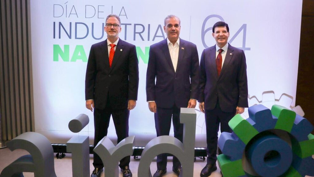 Julio Brache habla durante acto de la AIRD sobre crecimiento económico e industria dominicana.