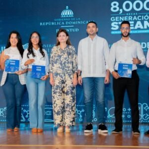 Raquel Peña durante la entrega de 8,000 becas STEAM en Santiago