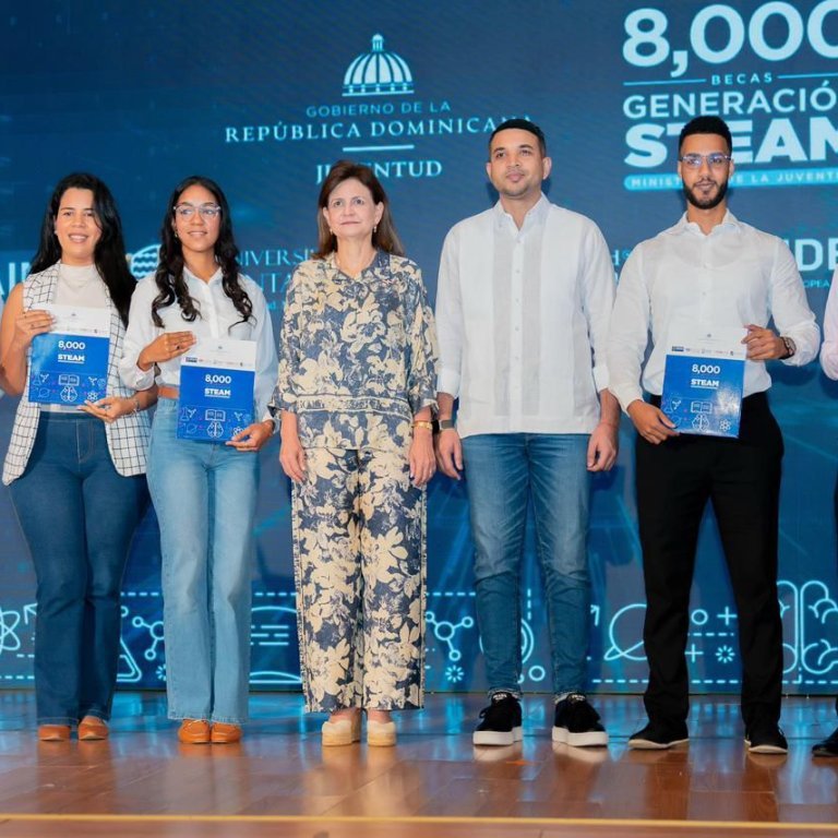 Raquel Peña durante la entrega de 8,000 becas STEAM en Santiago