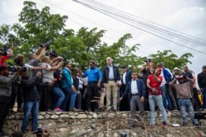 Luis Abinader recorre una zona afectada por las lluvias en Los Alcarrizos durante una visita de supervisión.