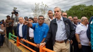 Luis Abinader recorre una zona afectada por las lluvias en Los Alcarrizos durante una visita de supervisión.