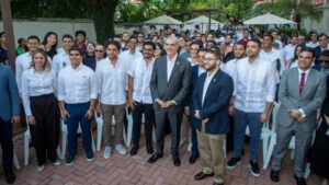 Luis Abinader participa en un conversatorio político con estudiantes universitarios en la PUCMM.
