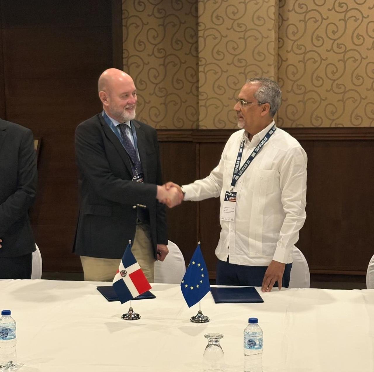 Alejandro de Jesús Abreu y Olivier Luyckx firman acuerdo entre el CND y la Unión Europea en el marco de Copolad III.
