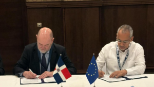 Alejandro de Jesús Abreu y Olivier Luyckx firman acuerdo entre el CND y la Unión Europea en el marco de Copolad III.