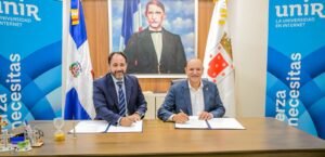 Ulises Rodríguez y Moisés Moya Hernández durante la firma del acuerdo entre la Alcaldía de Santiago y la UNIR.