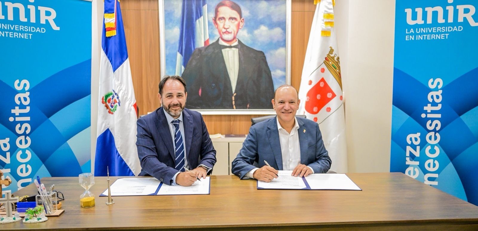 Ulises Rodríguez y Moisés Moya Hernández durante la firma del acuerdo entre la Alcaldía de Santiago y la UNIR.