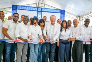Ulises Rodríguez durante la entrega del parque remozado de Altos de Rafey en Santiago.