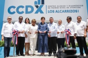 Raquel Peña y autoridades del SNS durante la entrega del centro diagnóstico Los Alcarrizos I.