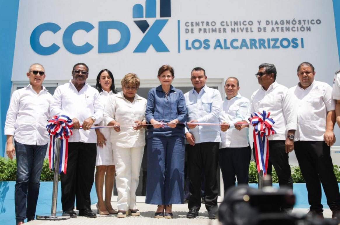 Raquel Peña y autoridades del SNS durante la entrega del centro diagnóstico Los Alcarrizos I.