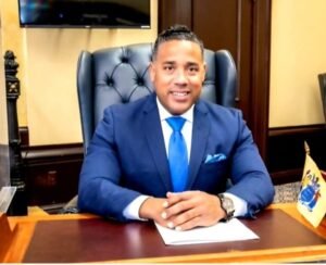 Alex Méndez, concejal de origen dominicano en Paterson, durante su anuncio de aspiración a la alcaldía de la ciudad de Nueva Jersey.