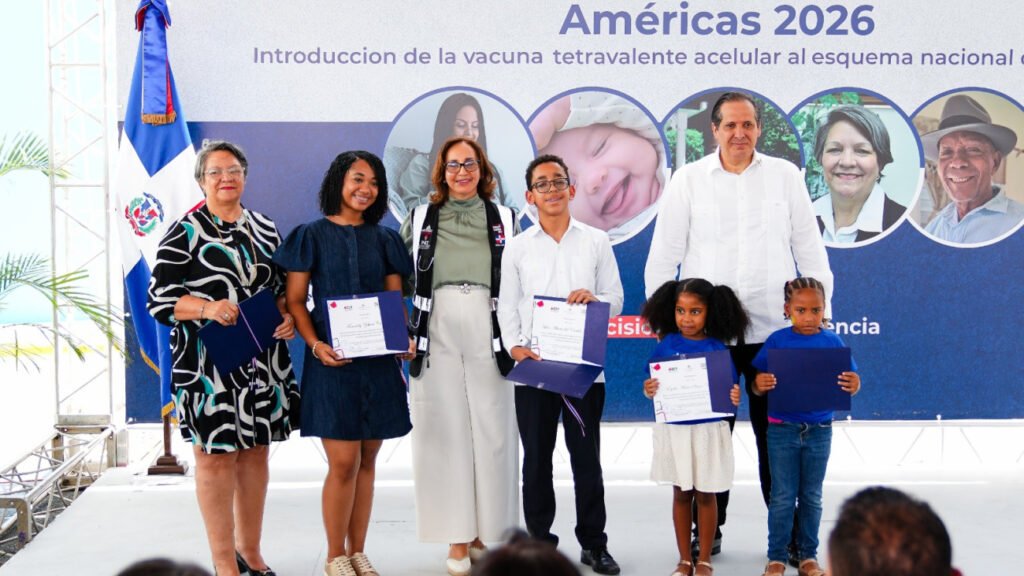 Niño recibe vacuna tetravalente durante jornada de vacunación infantil en República Dominicana.