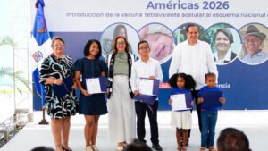 Niño recibe vacuna tetravalente durante jornada de vacunación infantil en República Dominicana.
