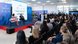 Raquel Arbaje y Henry Molina conversan con niños y adolescentes sobre justicia en un encuentro del Poder Judicial.
