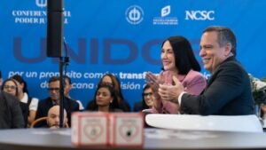 Raquel Arbaje y Henry Molina conversan con niños y adolescentes sobre justicia en un encuentro del Poder Judicial.