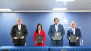 Víctor Atallah y representantes de Sanar una Nación durante firma de acuerdo para fortalecer atención materno-infantil