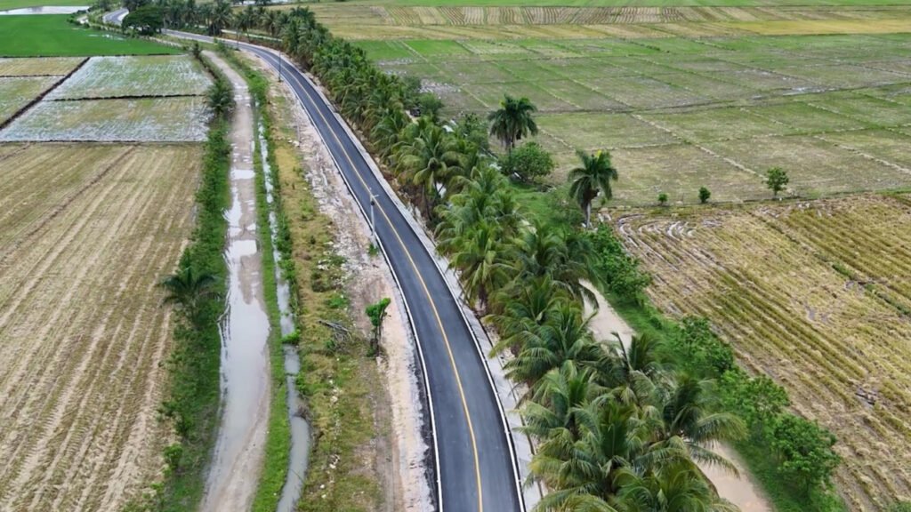 Presidente Luis Abinader inaugura el Circuito Vial Bajo Yuna junto a autoridades y comunitarios.