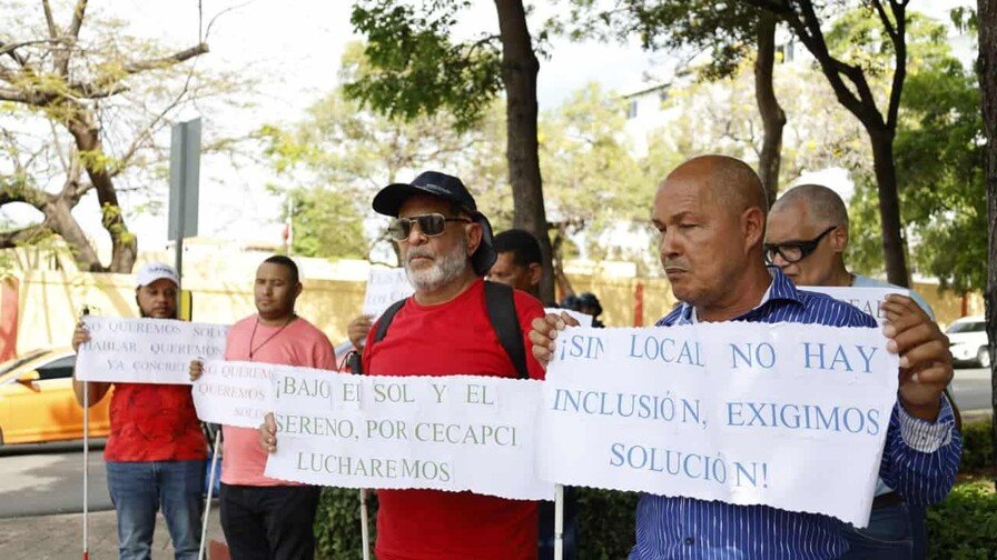 Personas con discapacidad visual y padres de niños con TEA protestan frente al Palacio Nacional por la reapertura del Cecapci.