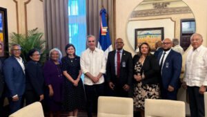 Luis Abinader junto a directivos del Colegio Médico Dominicano durante una reunión en el Palacio Nacional.