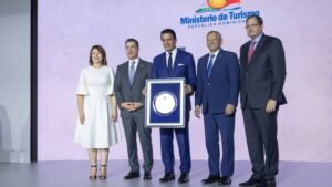 David Collado recibe reconocimiento durante foro sobre turismo, banca y crecimiento económico en República Dominicana.