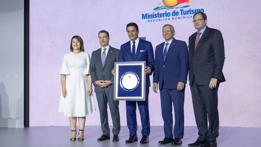 David Collado recibe reconocimiento durante foro sobre turismo, banca y crecimiento económico en República Dominicana.