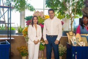 David Collado y Leah Campos durante una reunión oficial sobre cooperación turística en Santo Domingo.