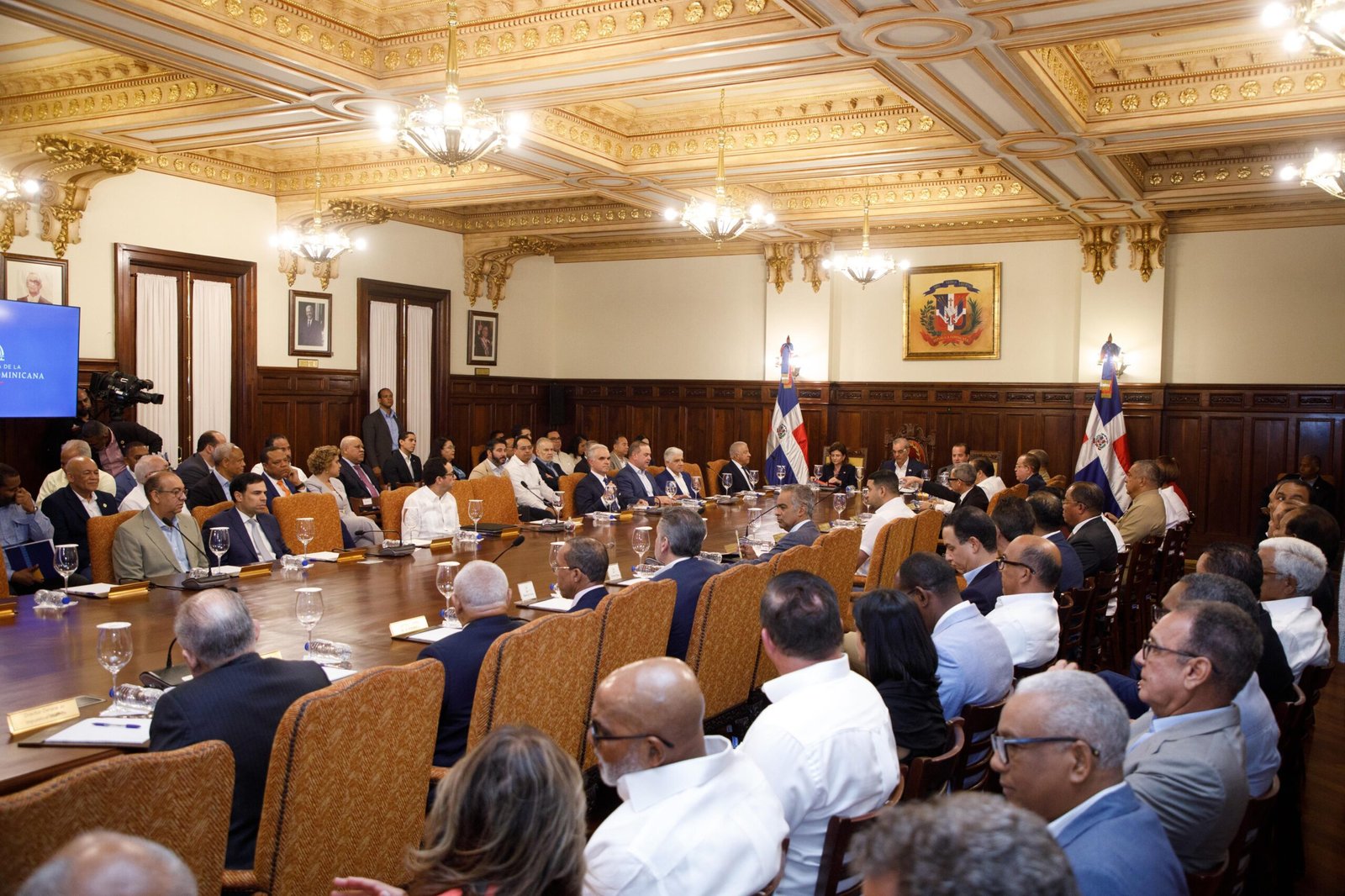 El presidente Luis Abinader y la vicepresidenta Raquel Peña encabezan el Consejo de Ministros en el Palacio Nacional, donde se anunciaron medidas fiscales para enfrentar el impacto económico de la crisis en Medio Oriente.