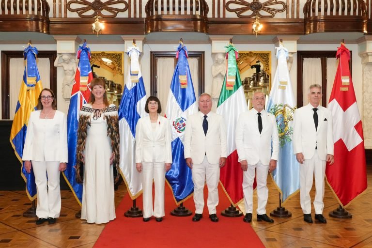 El presidente Luis Abinader recibió en el Palacio Nacional las cartas credenciales de seis nuevos embajadores acreditados ante la República Dominicana.
