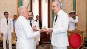 Abinader recibe cartas credenciales de seis embajadores en el Palacio Nacional