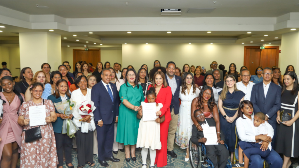 Supérate gradúa a madres y padres en cuidados y apoyo para personas con discapacidad.