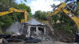 Inicio de la demolición del puente colapsado sobre el río Camú en Puerto Plata bajo supervisión oficial.