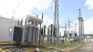 Técnicos de Edeeste realizan trabajos en la red eléctrica de Higüey durante una interrupción programada del servicio.