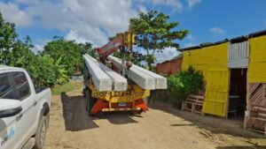 Brigadas de EDENORTE realizan trabajos de rehabilitación de redes eléctricas en Las Almendras, Cotuí.