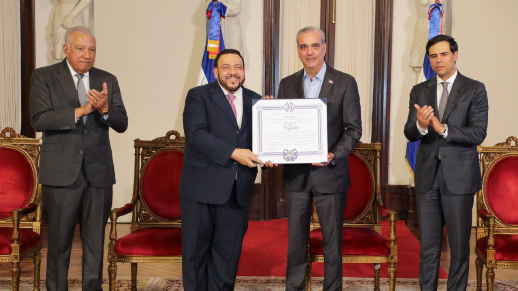 Presidente Luis Abinader condecora de manera póstuma al expresidente Ulises Francisco Espaillat.