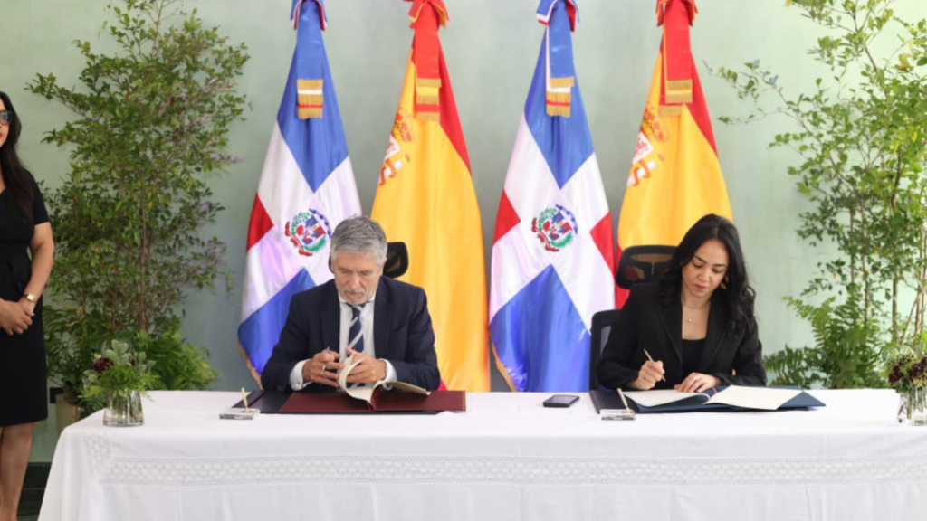 Faride Raful y Fernando Grande-Marlaska firman tratado de seguridad entre República Dominicana y España.