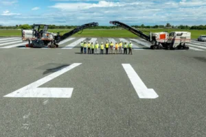 Representantes de AERODOM e Ingeniería Estrella firman contrato para rehabilitar la pista principal del AILA.