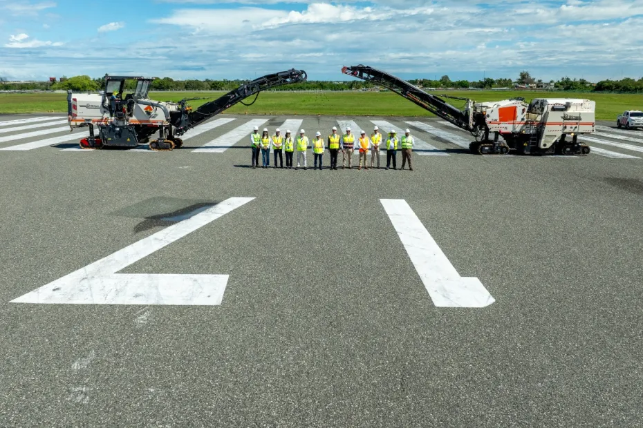 Representantes de AERODOM e Ingeniería Estrella firman contrato para rehabilitar la pista principal del AILA.