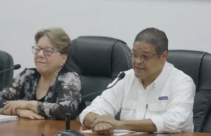 Gloria Ceballos y Juan Manuel Méndez durante una rueda de prensa sobre el riesgo de inundaciones y las alertas por lluvias en República Dominicana.
