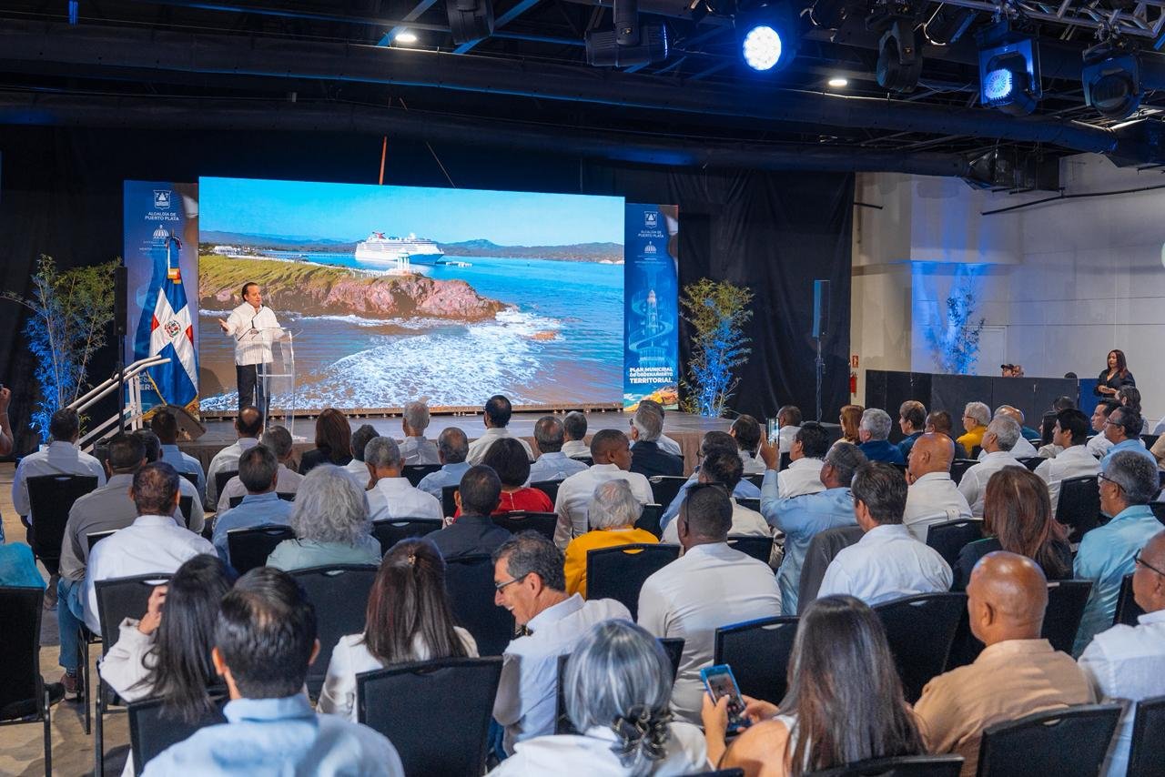 José Ignacio Paliza durante la presentación del plan territorial de Puerto Plata para ordenar el desarrollo urbano y ambiental del municipio.