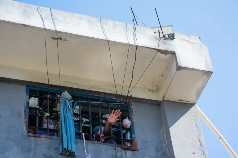 Ataque de bandas armadas en Mirebalais provoca fuga de más de 500 presos en Haití.